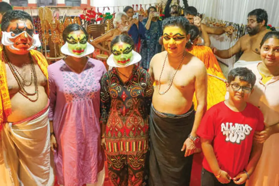 കുടുംബകാര്യംപോലെ കഥകളി; മക്കള്‍ക്കൊപ്പം ആടി മാതാപിതാക്കളും