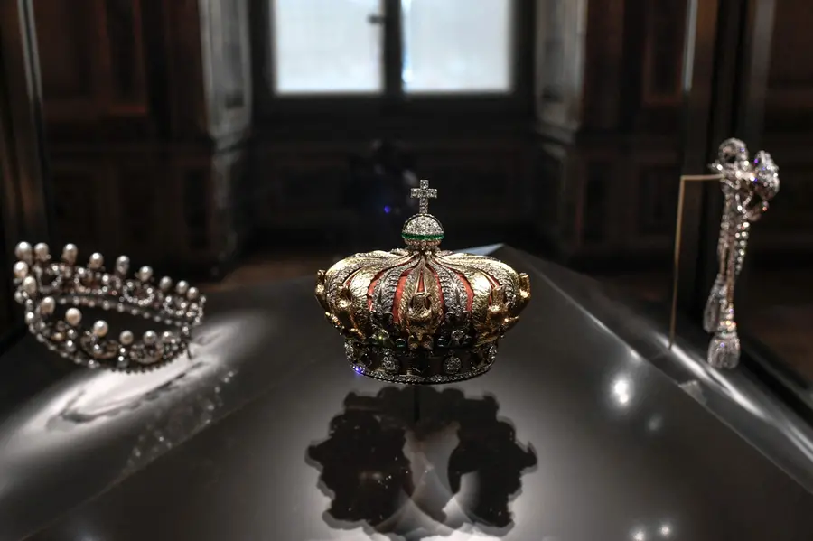7 minutes, 8 priceless jewels gone: How thieves pulled off the Louvre daylight heist