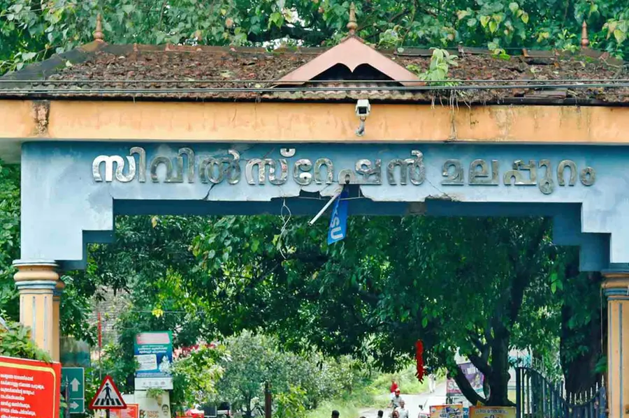 സര്ക്കാരിനെ വിമര്ശിച്ചതിന് കയ്യടിച്ചു; മലപ്പുറം ഹോമിയോ ഡിഎംഒയ്ക്ക് താക്കീത്, നടപടി രണ്ടുവര്ഷത്തിന് ശേഷം