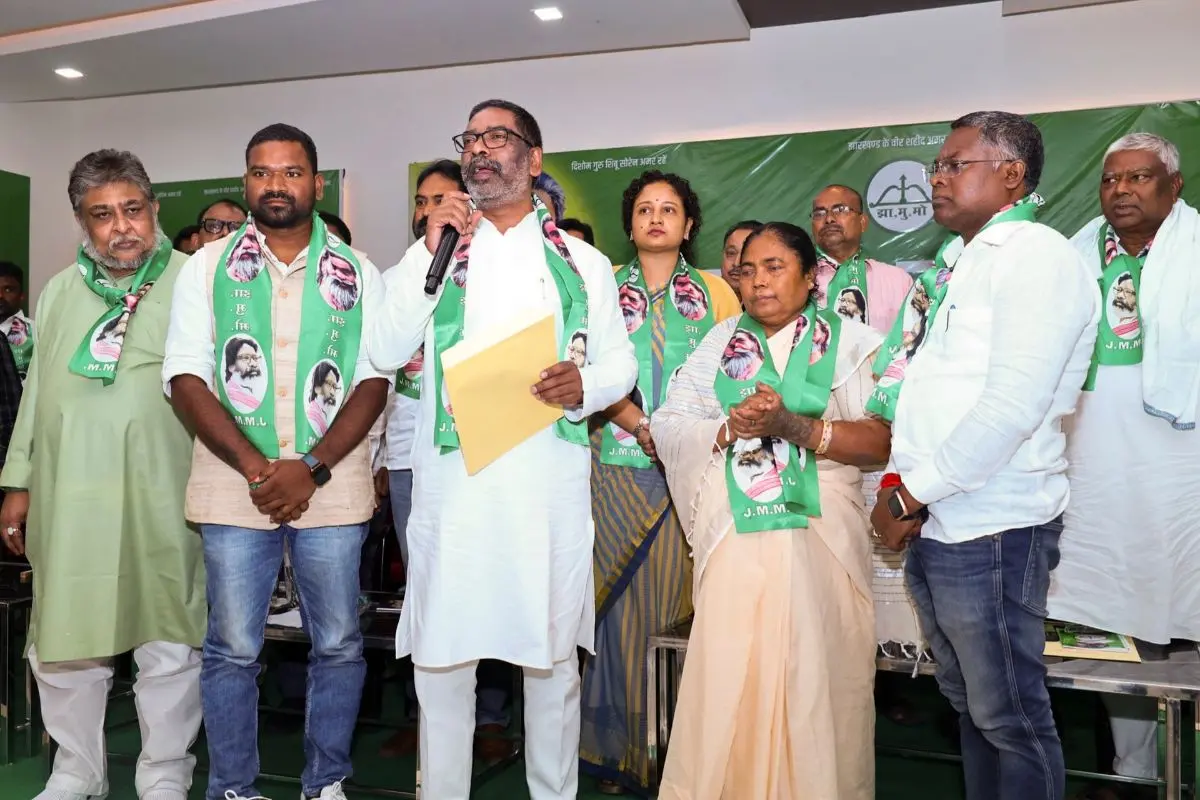 File Photo: Jharkhand Chief Minister and Jharkhand Mukti Morcha (JMM) chief Hemant Soren with wife and party leader Kalpana Soren and others | PTI