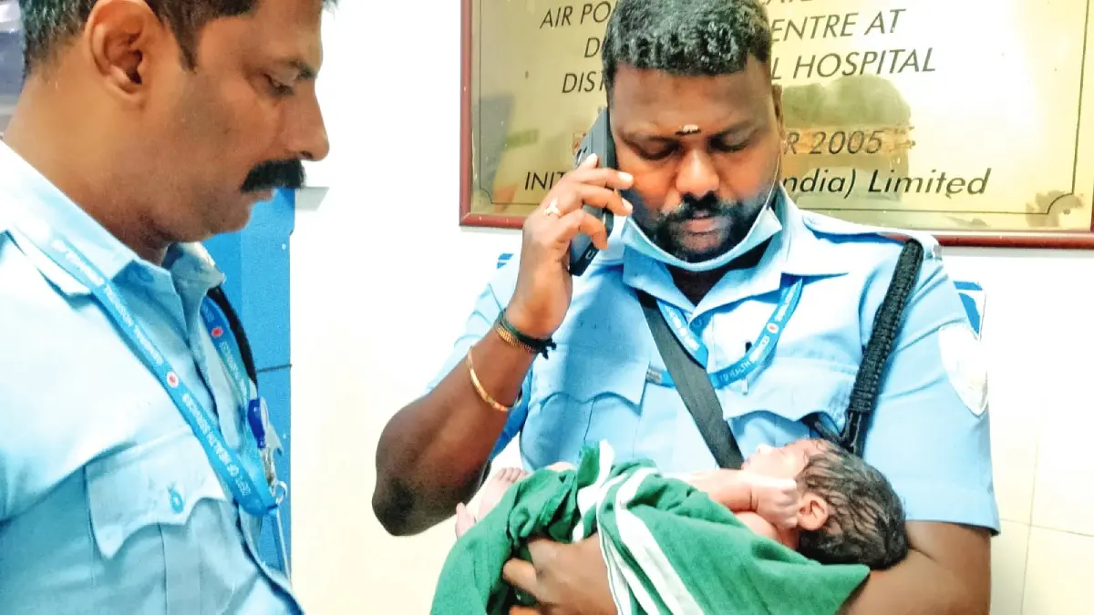 സെക്യൂരിറ്റി ജീവനക്കാരനായ കെ. വിഷ്ണു കുഞ്ഞുമായി