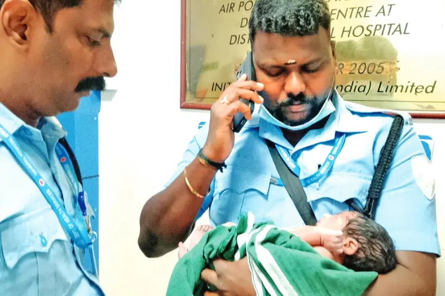 പ്രസവിച്ച് ഏതാനും മണിക്കൂറുകള് മാത്രം; ചോരക്കുഞ്ഞിനെ അമ്മത്തൊട്ടിലിന് സമീപത്ത് ഉപേക്ഷിച്ചു