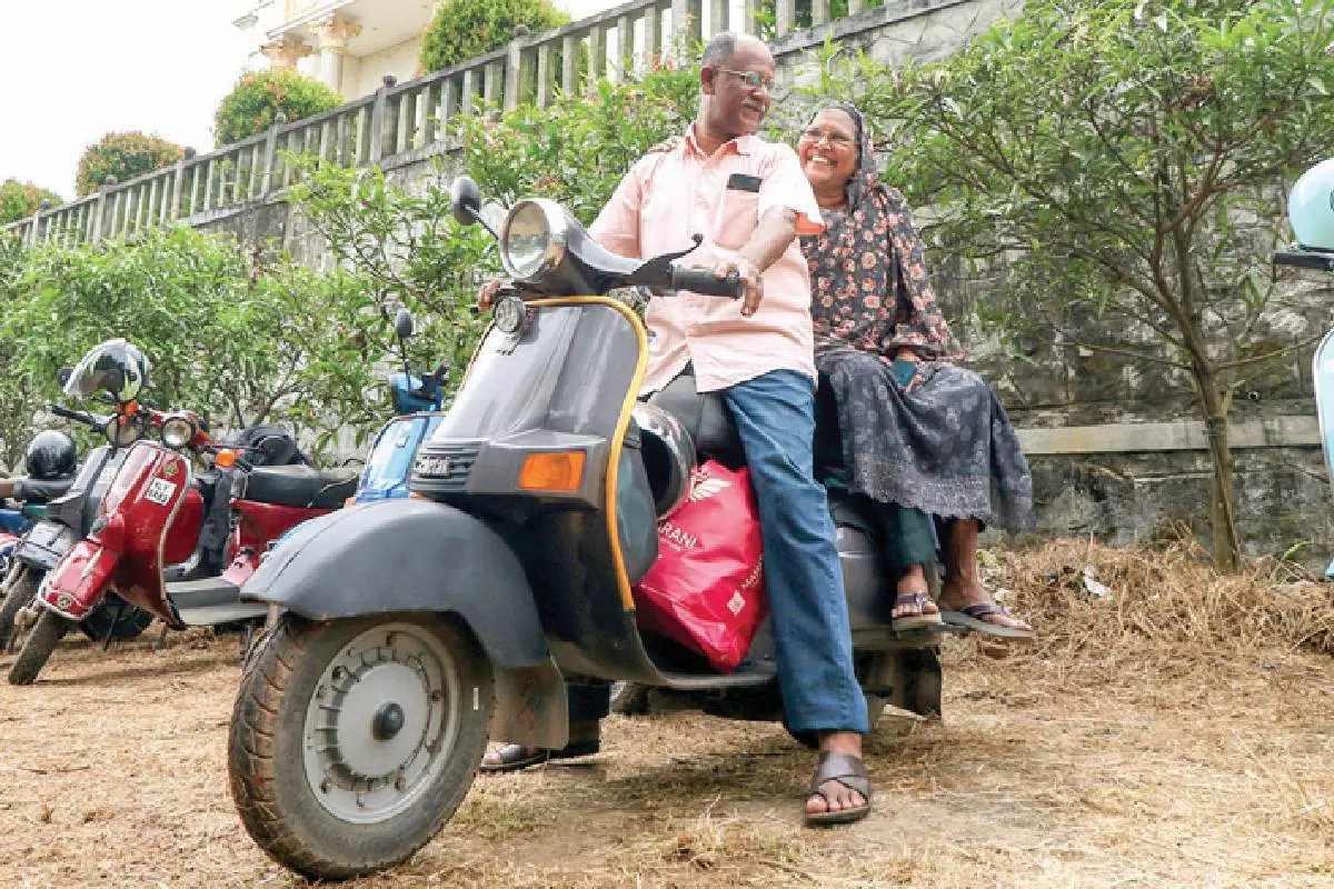 പത്തനംതിട്ടയിൽ വിന്റേജ് ക്ലാസിക് സ്കൂട്ടർ ക്ലബിന്റെ സംഗമത്തിൽ പങ്കെടുക്കാനെത്തിയ സലിമും ഭാര്യ സീനത്തും
