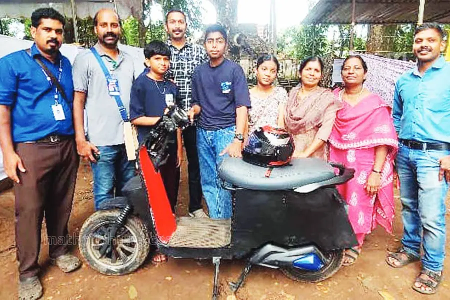 കള്ള് കുടിച്ചിട്ടുണ്ടേല് ഒരടി മുന്നോട്ട് പോകില്ല, ഹെല്മറ്റ് മസ്റ്റാണ്; സ്മാര്ട്ടാണ് പത്താം ക്ലാസുകാരുടെ ഇ-സ്കൂട്ടര്