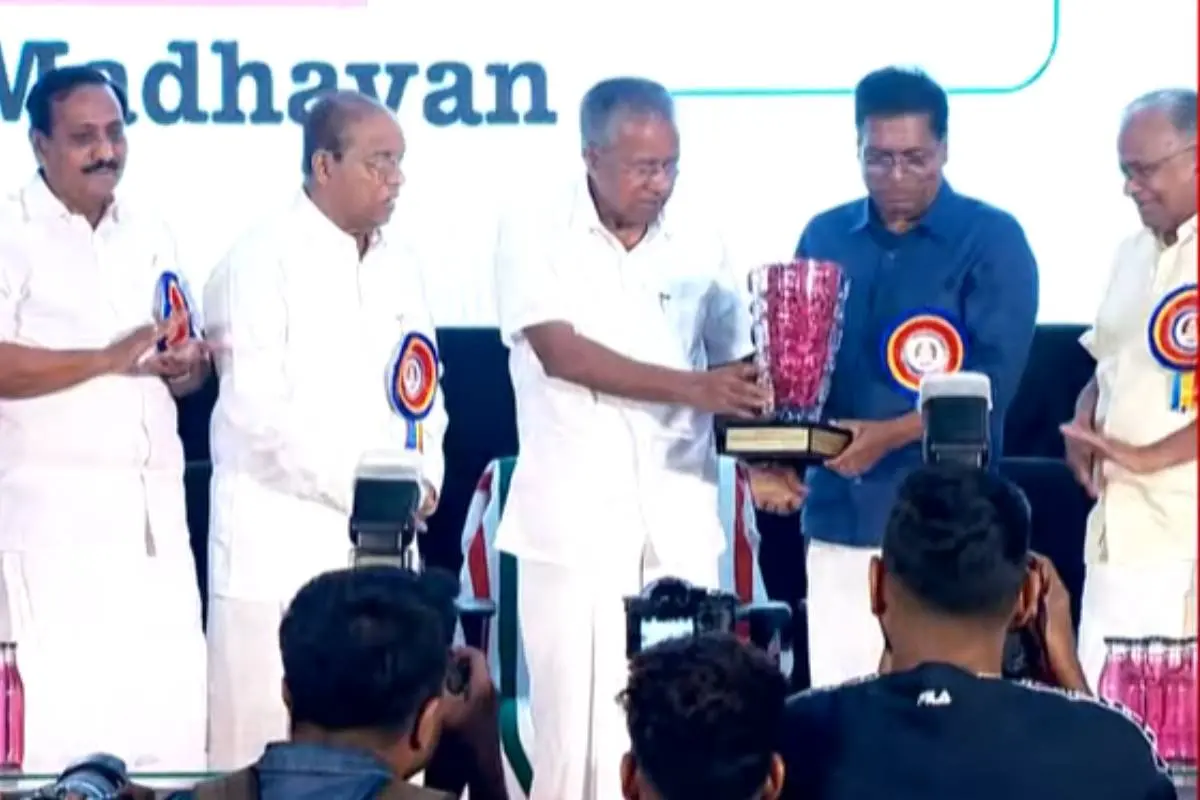 പി.വി. സാമി പുരസ്കാരം കെ. മാധവന് മുഖ്യമന്ത്രി പിണറായി വിജയൻ സമ്മാനിക്കുന്നു