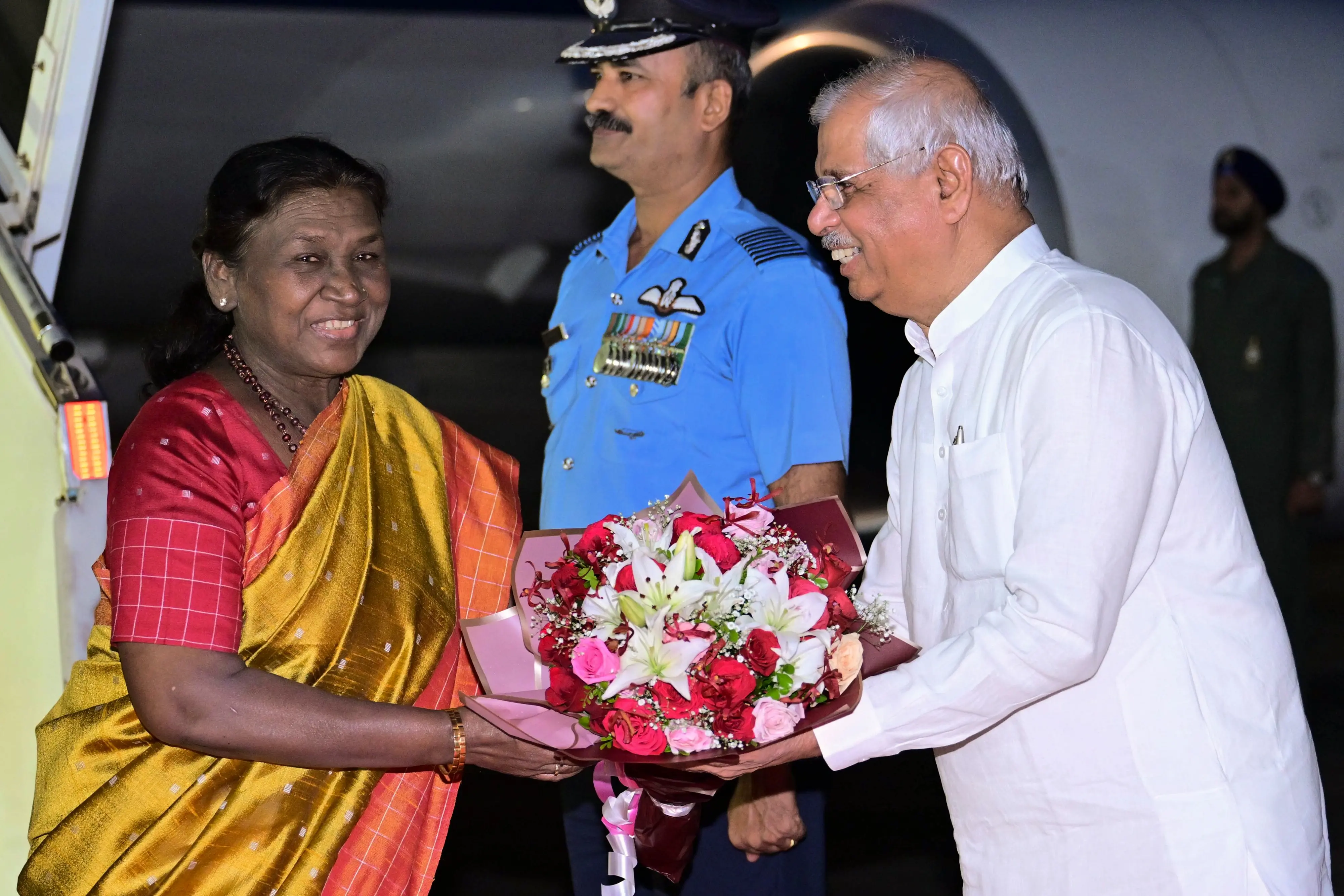 President Droupadi Murmu being received by Kerala Governor Rajendra Arlekar on her arrival in Thiruvananthapuram