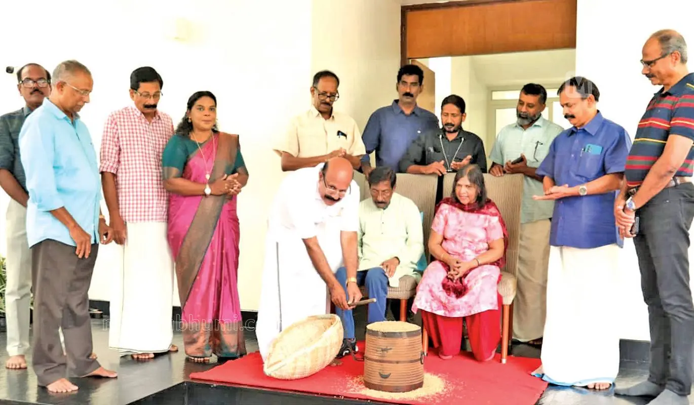 കേരള ദര്ശനവേദിയുടെ ആഭിമുഖ്യത്തില് നടൻ ശ്രീനിവാസന്റെ മുന്നില് കാലടി ശ്രീശങ്കരാചാര്യ സംസ്കൃത സര്വകലാശാല മുൻ വൈസ് ചാൻസലര് ഡോ. എം.സി. ദിലീപ് കുമാര് ഒരു പറ നെല്ല് അളന്നുകൊടുക്കുന്നു | Photo: Mathrubhumi