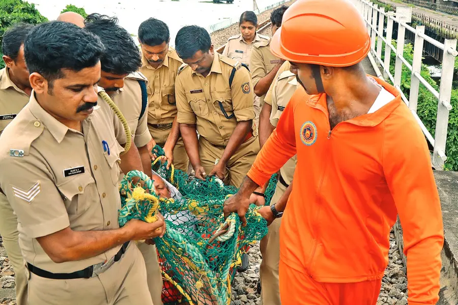 വെണ്ടുരുത്തി റെയില്പാളത്തിന്റെ പില്ലറില് മയക്കം, ഒന്നു തിരിഞ്ഞാല് കായലില്; തമിഴ്നാട് സ്വദേശിയെ സാഹസികമായി രക്ഷപ്പെടുത്തി