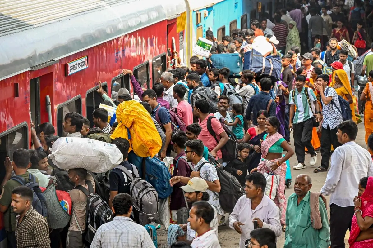 Rush of passengers ahead of Chhath Puja in Patna
