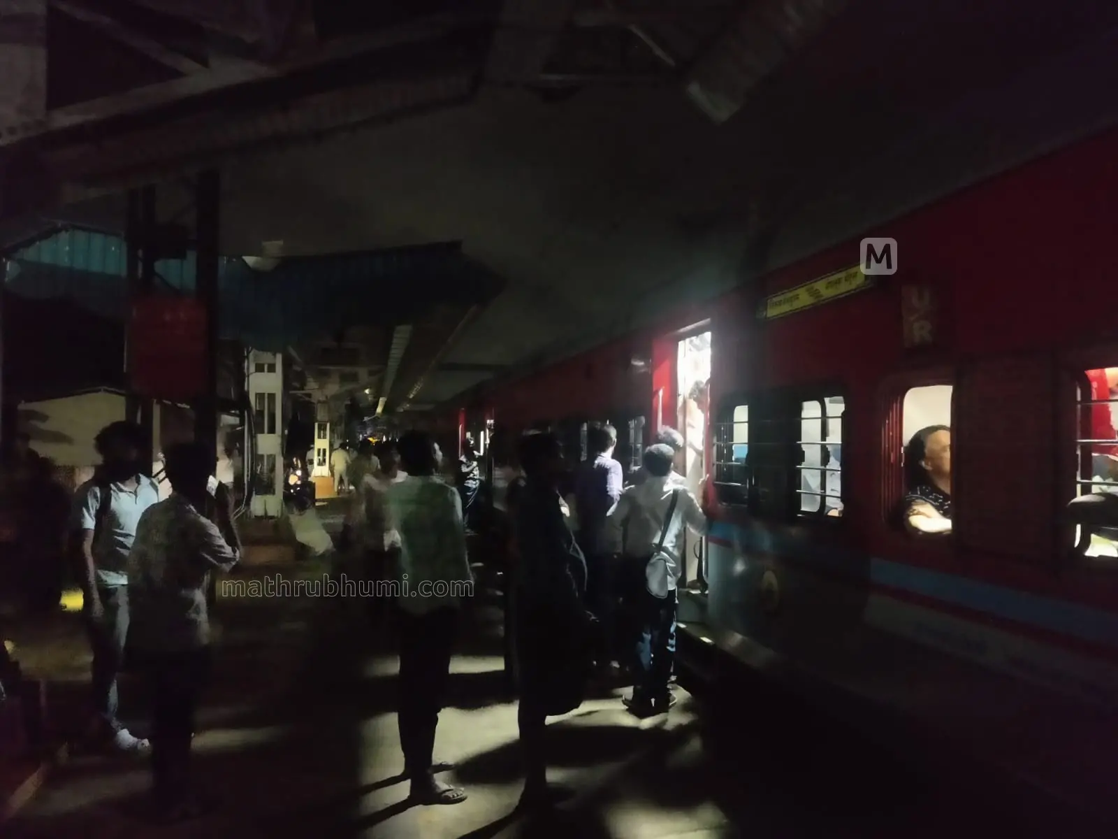 പരപ്പനങ്ങാടി റെയിൽവേ സ്റ്റേഷനിൽ വൈദ്യുതി നിലച്ചപ്പോൾ