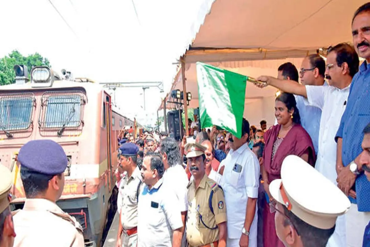 ഗുരുവായൂർ-മധുര എക്സ്പ്രസിന് പെരിനാട്ട് സ്റ്റോപ്പ് അനുവദിച്ചതിന്റെ ഫ്ളാഗ് ഓഫ് കർമം കേന്ദ്രമന്ത്രി ജോർജ് കുര്യൻ നിർവഹിക്കുന്നു