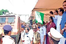 ഗുരുവായൂര്‍-മധുര എക്‌സ്പ്രസിന് പെരിനാട്ട് സ്റ്റോപ്പ്; ഫ്‌ളാഗ് ഓഫ് നിര്‍വഹിച്ച് കേന്ദ്രമന്ത്രി ജോര്‍ജ് കുര്യന്‍