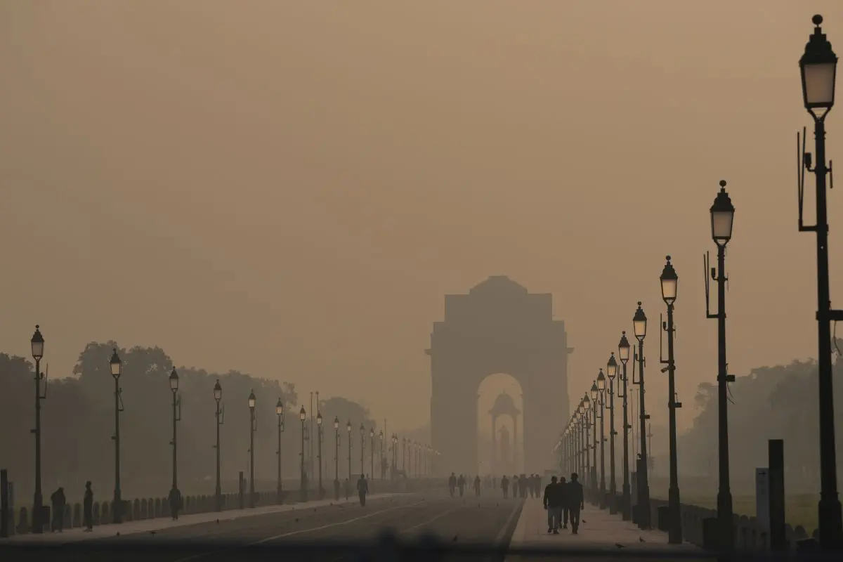 A view of the India Gate on a hazy morning amid low visibility, in New Delhi | Photo: PTI