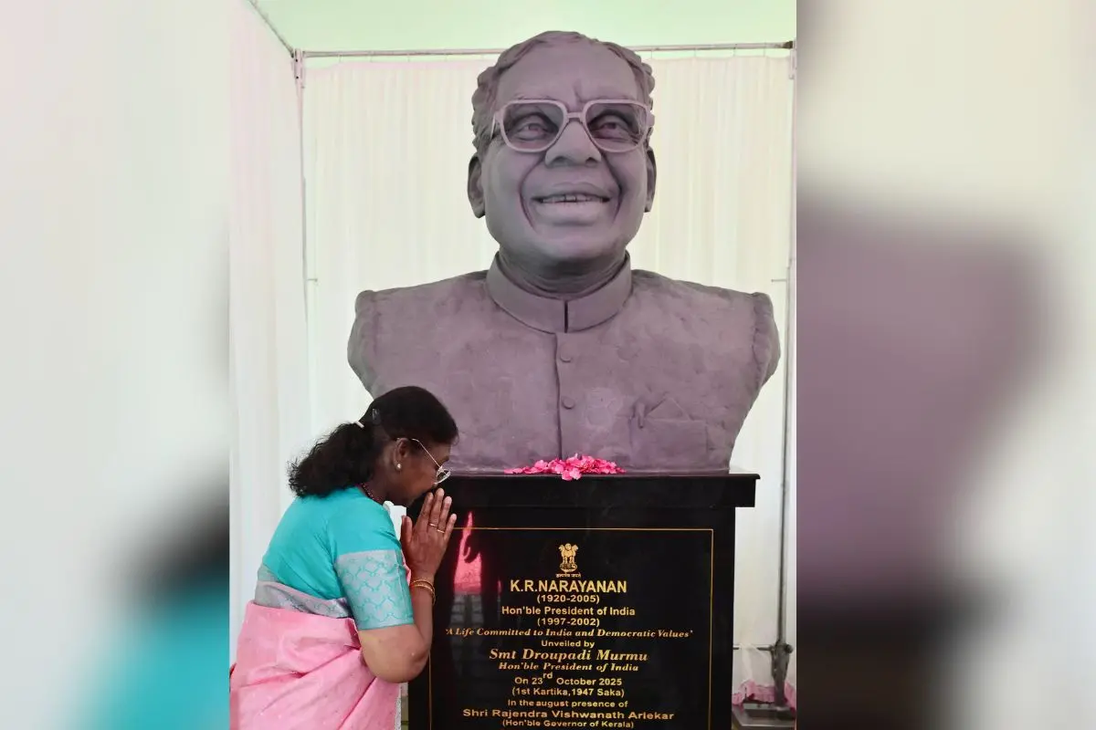 President Droupadi Murmu bows before the bust of former President of India, late Shri K R Narayanan at Kerala Raj Bhavan | Photo: X/ President of India