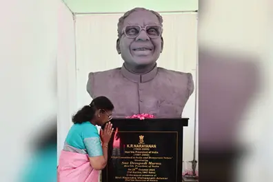 President Murmu unveils bust of former President K. R. Narayanan at Kerala Raj Bhavan