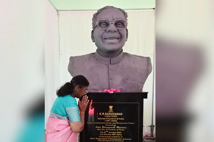 President Murmu unveils bust of former President K. R. Narayanan at Kerala Raj Bhavan