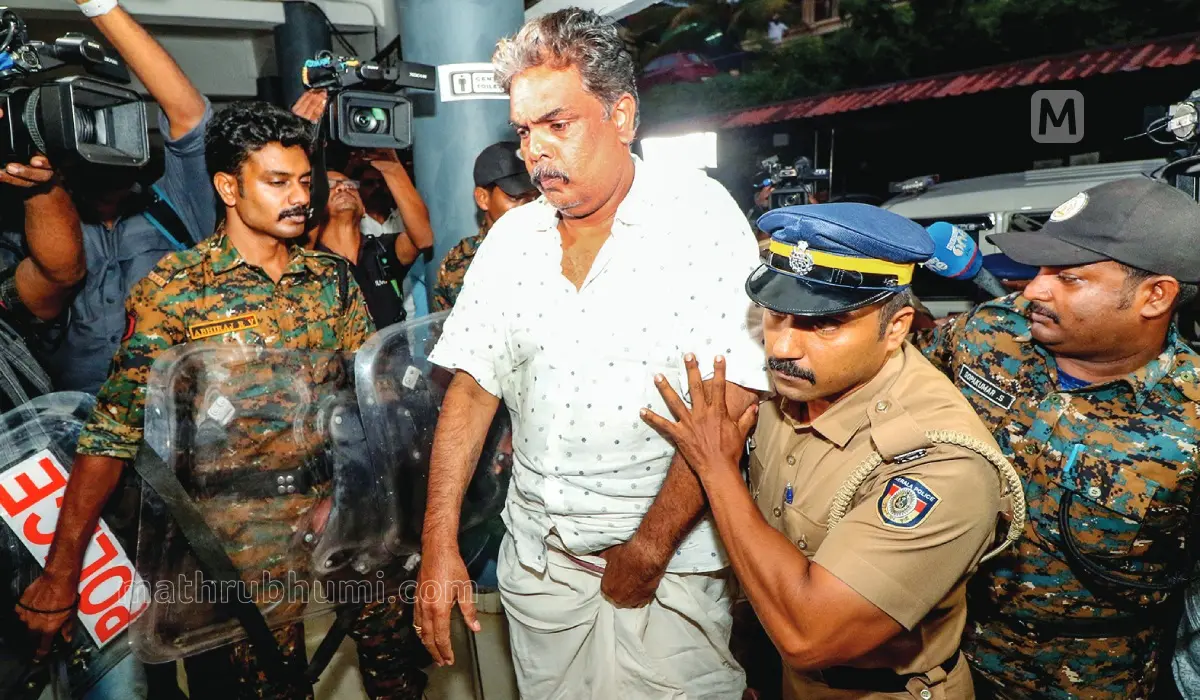 അറസ്റ്റിലായ രണ്ടാംപ്രതി മുൻ ദേവസ്വം അഡ്മിനിസ്ട്രേറ്റീവ് ഓഫീസർ മുരാരി ബാബുവിനെ റാന്നി ഒന്നാംക്ളാസ് മജിസ്ട്രേറ്റ് കോടതിയിൽ ഹാജരാക്കിയപ്പോൾ - ഫോട്ടോ: അരവിന്ദ് ലെനിൻ