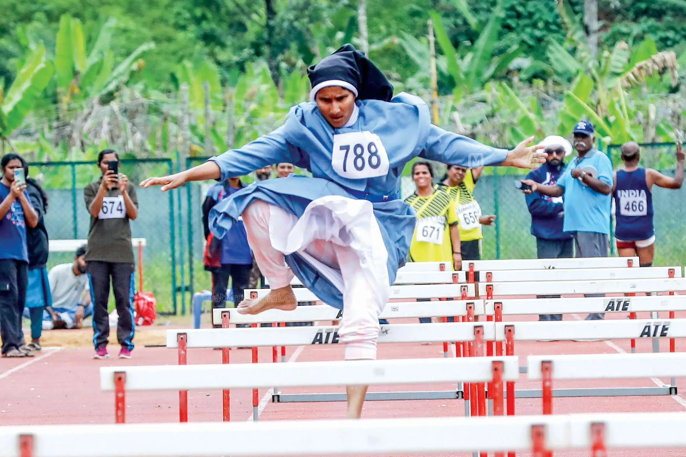 വയനാട് മരവയലിലെ എം.കെ. ജിനചന്ദ്രൻ സ്മാരക ജില്ലാ സ്റ്റേഡിയത്തിൽനടന്ന സംസ്ഥാന മാസ്റ്റേഴ്സ് അത്‍ലറ്റിക് ചാമ്പ്യൻഷിപ്പ് ഹർഡിൽസ് മത്സരത്തിൽ ഒന്നാംസ്ഥാനത്തേക്ക് കുതിക്കുന്ന സിസ്റ്റർ സബീന.