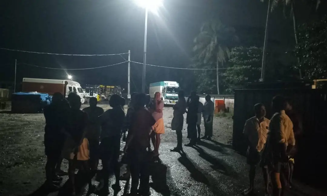 പ്രദേശവാസികളും രക്ഷാപ്രവർത്തകരും കടൽത്തീരത്ത് കൂടിയപ്പോൾ