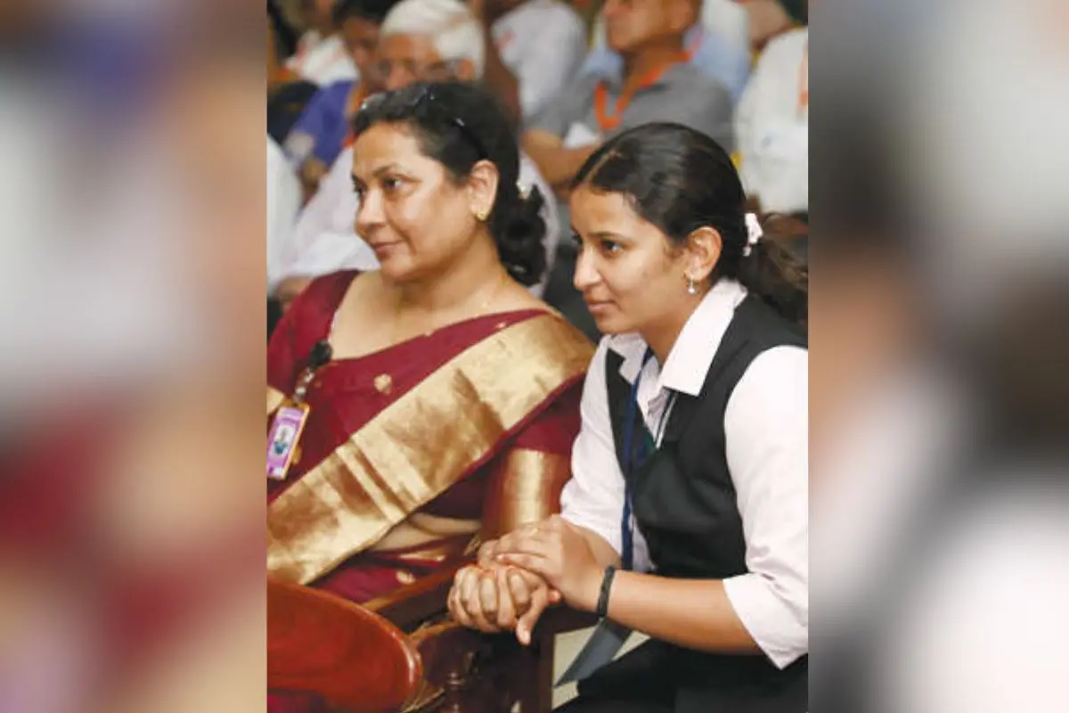 Bindu Shaji with her daughter Sneha attending the President's programme