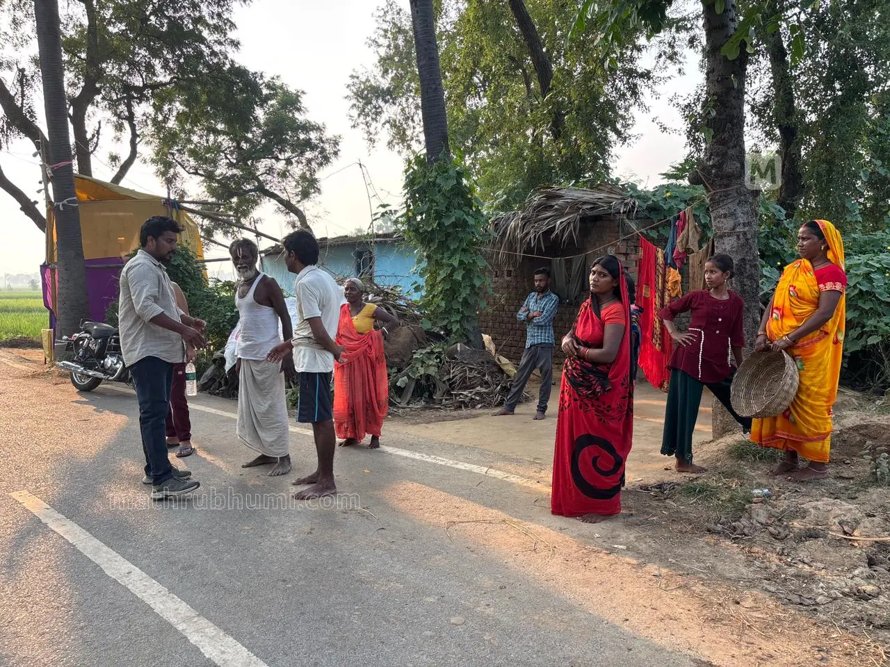 ലേഖകൻ ബിഹാറിലെ ഗ്രാമത്തിലെ ജനങ്ങൾക്കൊപ്പം