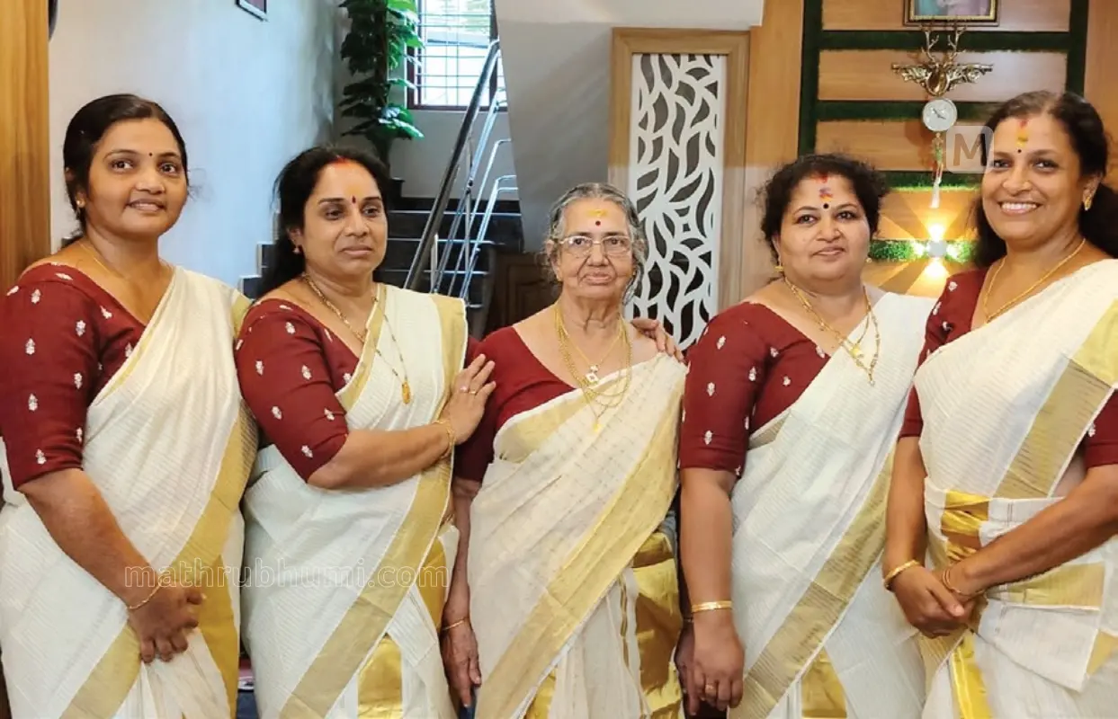 കുമാരനല്ലൂര്‍ ശാരദാവിലാസം വീട്ടിലെ ശാരദക്കുട്ടി മരുമക്കളായ പ്രതിഭ, ബീന, ജ്യോതി, ബീന എന്നിവര്‍ക്കൊപ്പം | Photo: Mathrubhumi