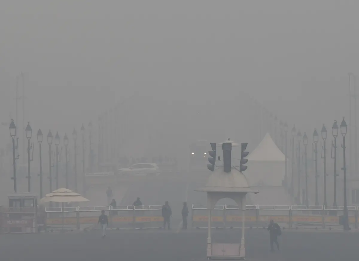 Dense fog engulfs Kartavya Path | File photo: ANI