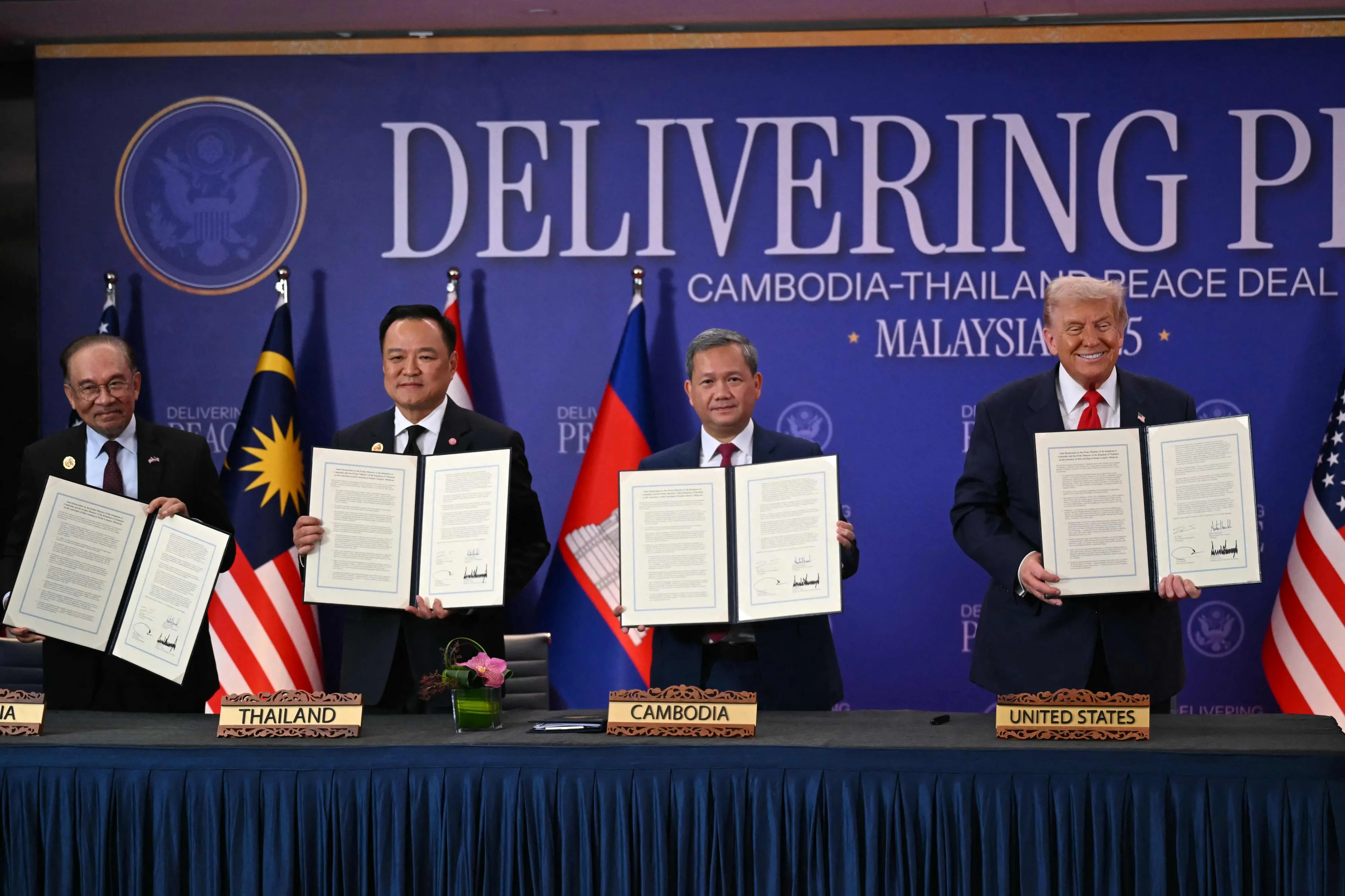 (From L to R) Malaysia's Prime Minister Anwar Ibrahim, Thailand's Prime Minister Anutin Charnvirakul, Cambodia's Prime Minister Hun Manet and US President Donald Trump take part in the ceremonial signing of a ceasefire agreement | Photo: AFP