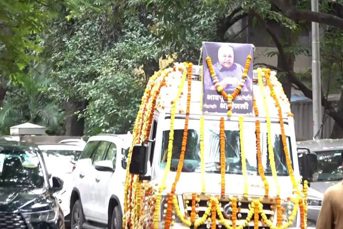 Mortal remains of veteran actor Satish Shah being brought for the last rites at Pawan Hans, Vile Parle (West), Mumbai.
