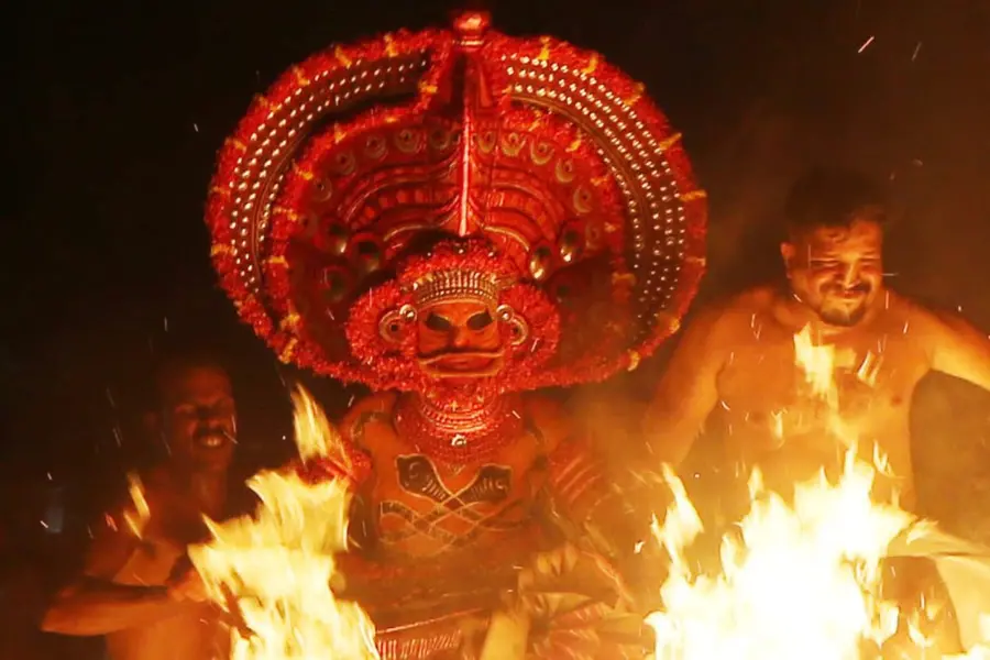 തുലാപ്പത്ത് നാളെ; മനസർപ്പണവും മഞ്ഞൾപ്രസാദവുമായി കാവുകളിൽ ഇനി കളിയാട്ടക്കാലം