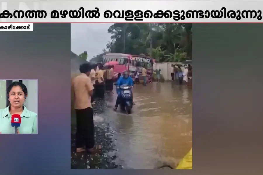 ലോറിയെ മറികടക്കാൻ ശ്രമിക്കുന്നതിനിടെ ഓടയിൽ താഴ്ന്ന് സ്വകാര്യബസ്; സംഭവം കൊയിലാണ്ടിയിൽ