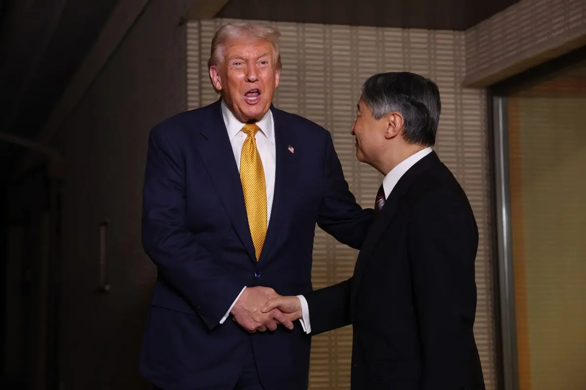 US President Donald Trump is welcomed by Japan's Emperor Naruhito upon his arrival at the Imperial Palace in Tokyo | Photo: AFP
