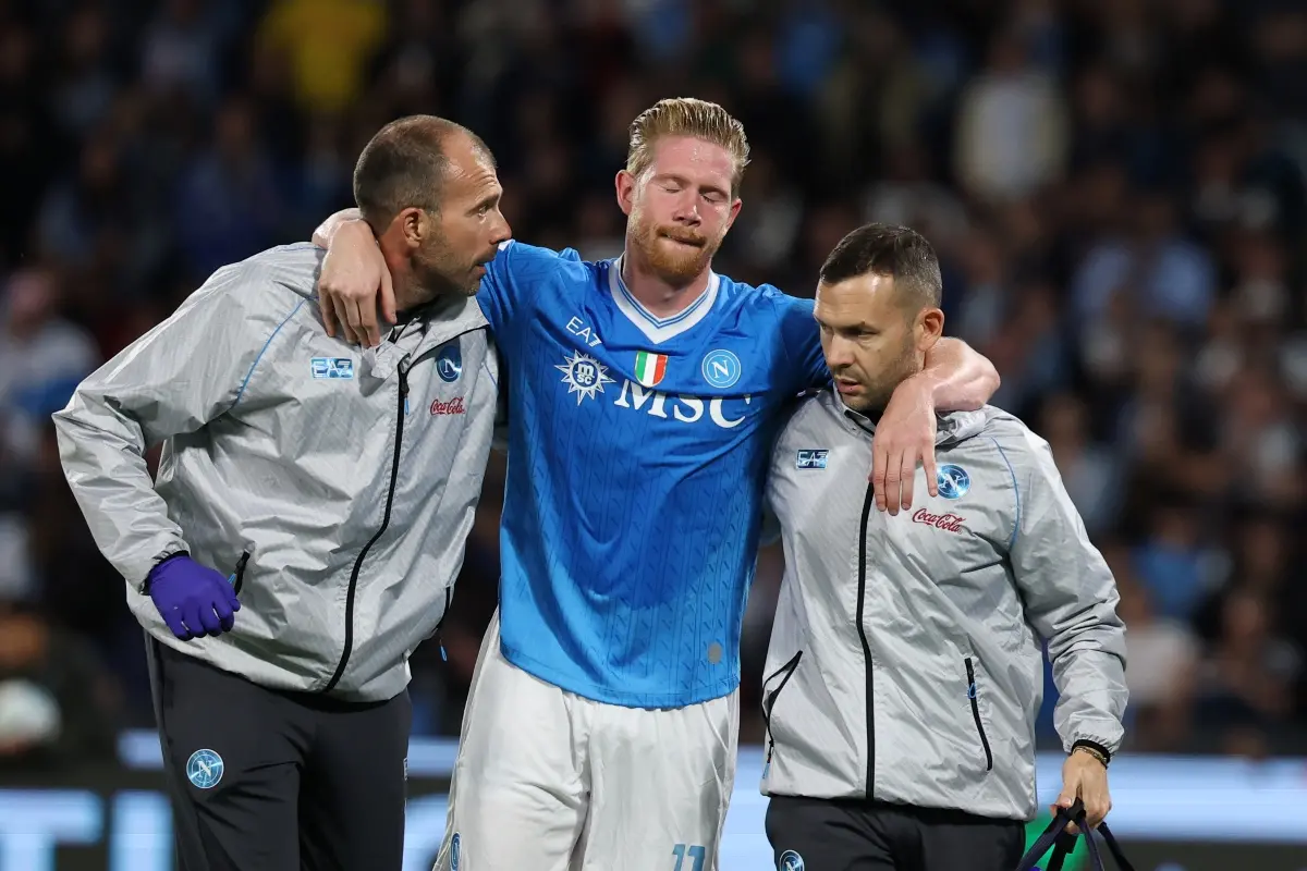 Napoli's Kevin De Bruyne leaves the pitch injured during the Italian Serie A soccer match between Napoli and Inter Milan in Naples. | Photo: AP