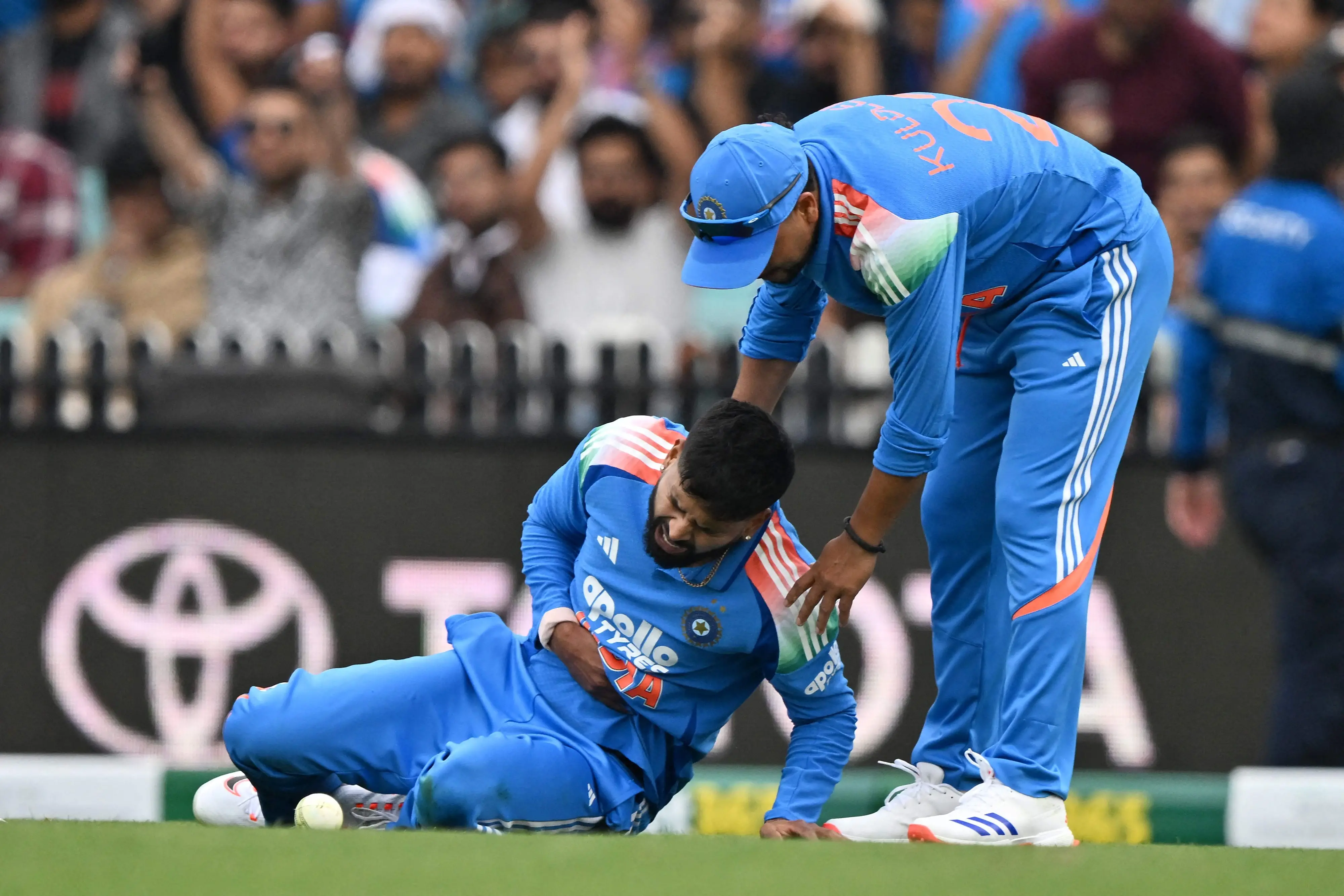 Shreyas Iyer (L) reacting in pain as he leaves the field during the third one-day international (ODI) men's cricket match between Australia and India | AFP