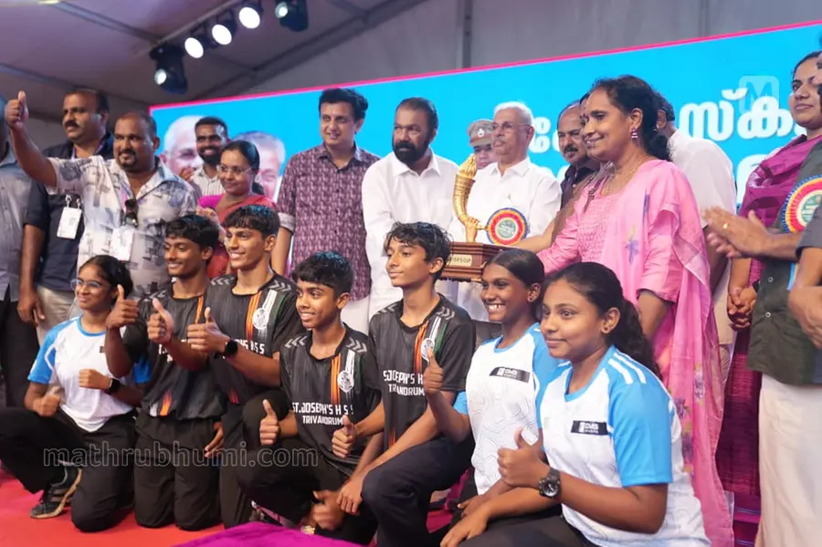 സ്കൂള് കായികമേള; സ്വര്ണക്കപ്പ് ഏറ്റുവാങ്ങി തിരുവനന്തപുരം, ഐഡിയലും ജിവി രാജയും മികച്ച സ്കൂളുകള്