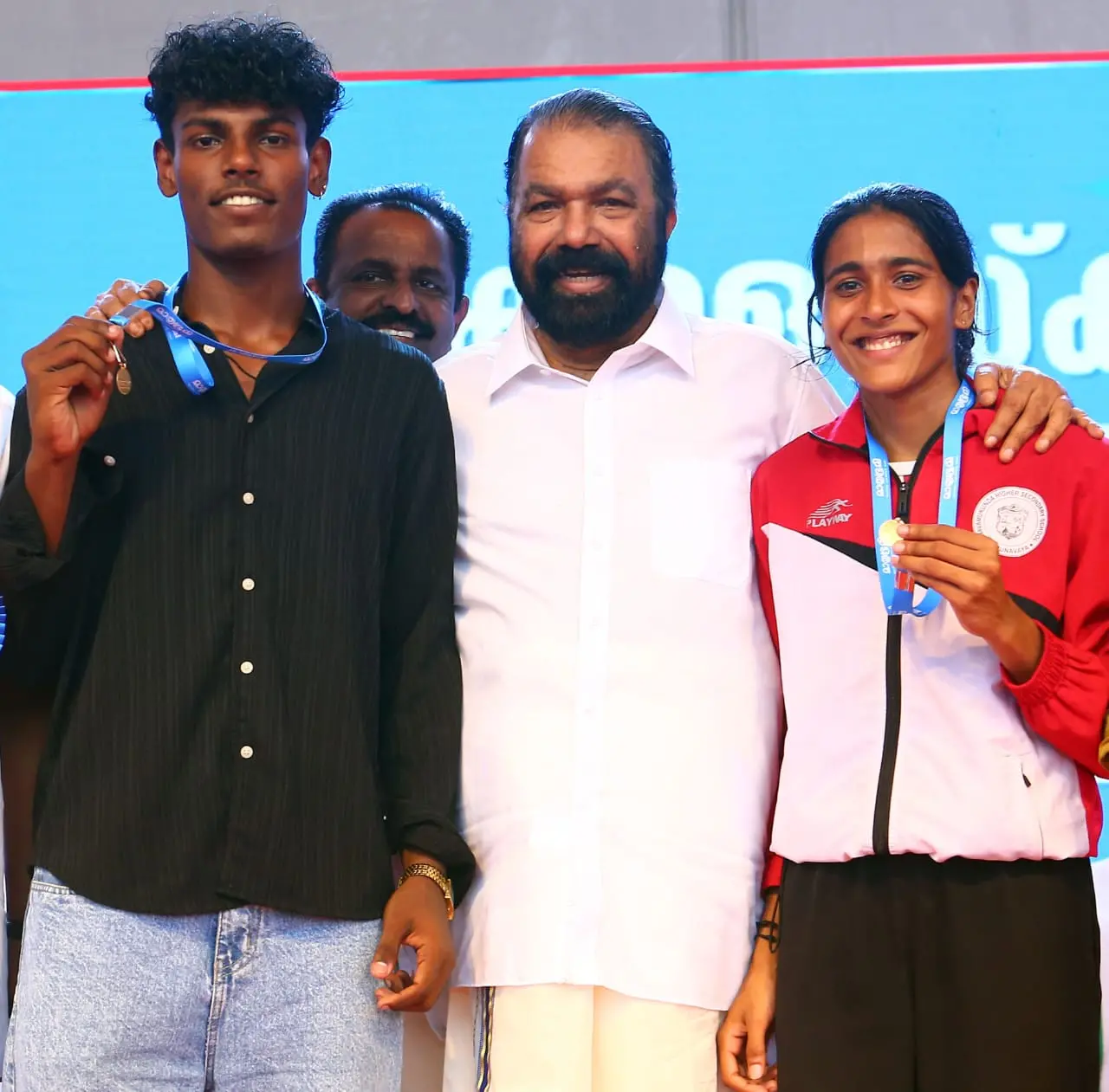സംസ്ഥാന സ്കൂൾ കായികമേളയിലെ മികച്ച താരങ്ങൾക്കുള്ള മാതൃഭൂമി സുവർണപ്പതക്കം ആലപ്പുഴ ചാരമംഗലം ജിഎച്ച്എസ്എസിലെ ടി.എം. അതുലിനും മലപ്പുറം തിരുന്നാവായ നവാമുകുന്ദ സ്കൂളിലെ ആദിത്യാ അജിയ്ക്കും മന്ത്രി വി. ശിവൻകുട്ടി സമ്മാനിച്ചപ്പോൾ | Photo: special arrangement