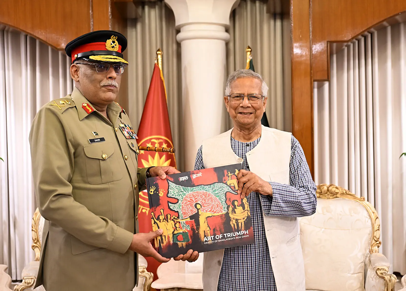 മുഹമ്മദ് യൂനുസ് സാഹിർ ഷംഷാദ് മിർസയ്ക്ക് ആർട്ട് ഓഫ് ട്രയംഫ് സമ്മാനിക്കുന്നു | Photo: PTI