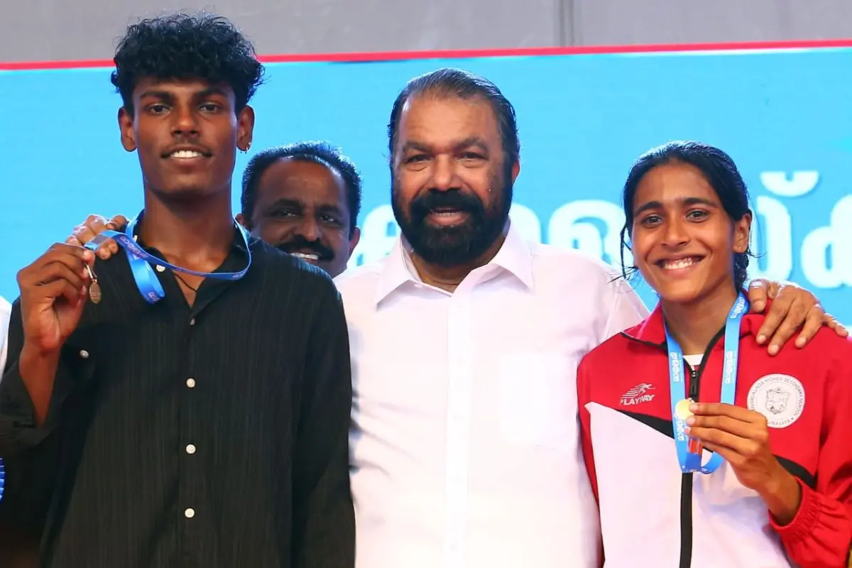 Minister V. Sivankutty presented the Mathrubhumi gold medal for the best athletes of the State School Sports Meet to T.M. Athul of Alappuzha Charamangalam GHSS and Adithya Aji of Malappuram Thirunavaya Navamukunda School | Photo: Special Arrangement