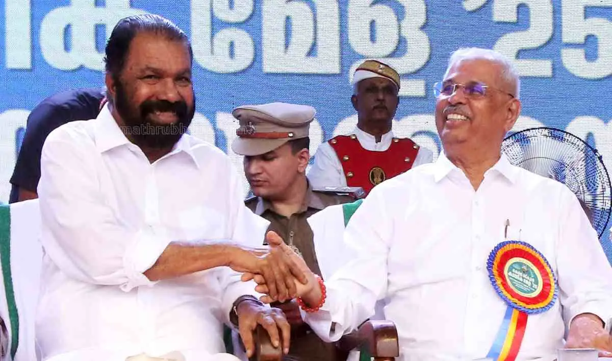 സംസ്ഥാന സ്കൂൾ കായികമേളയുടെ സമാപനച്ചടങ്ങിനിടെ സൗഹൃദസംഭാഷണത്തിലേർപ്പെട്ട മന്ത്രി വി. ശിവൻകുട്ടിയും ഗവർണർ രാജേന്ദ്ര വിശ്വനാഥ് ആർലേക്കറും