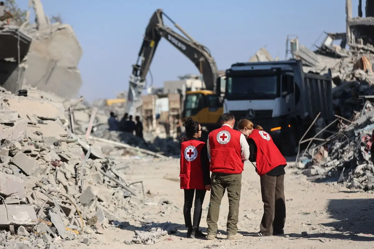 Members of the Red Cross | Photo: AFP