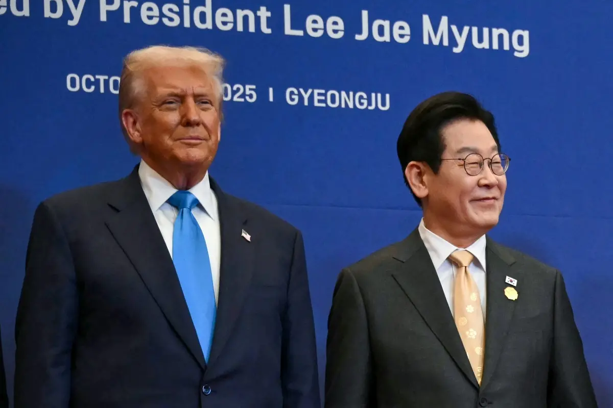 US President Donald Trump (L) and South Korea's President Lee Jae Myung take their position for a family photo with other leaders upon their arrival for a special dinner hosted in honour of US President Donald Trump and state leaders at the Hilton Gyeongju hotel in Gyeongju. | Photo: AFP