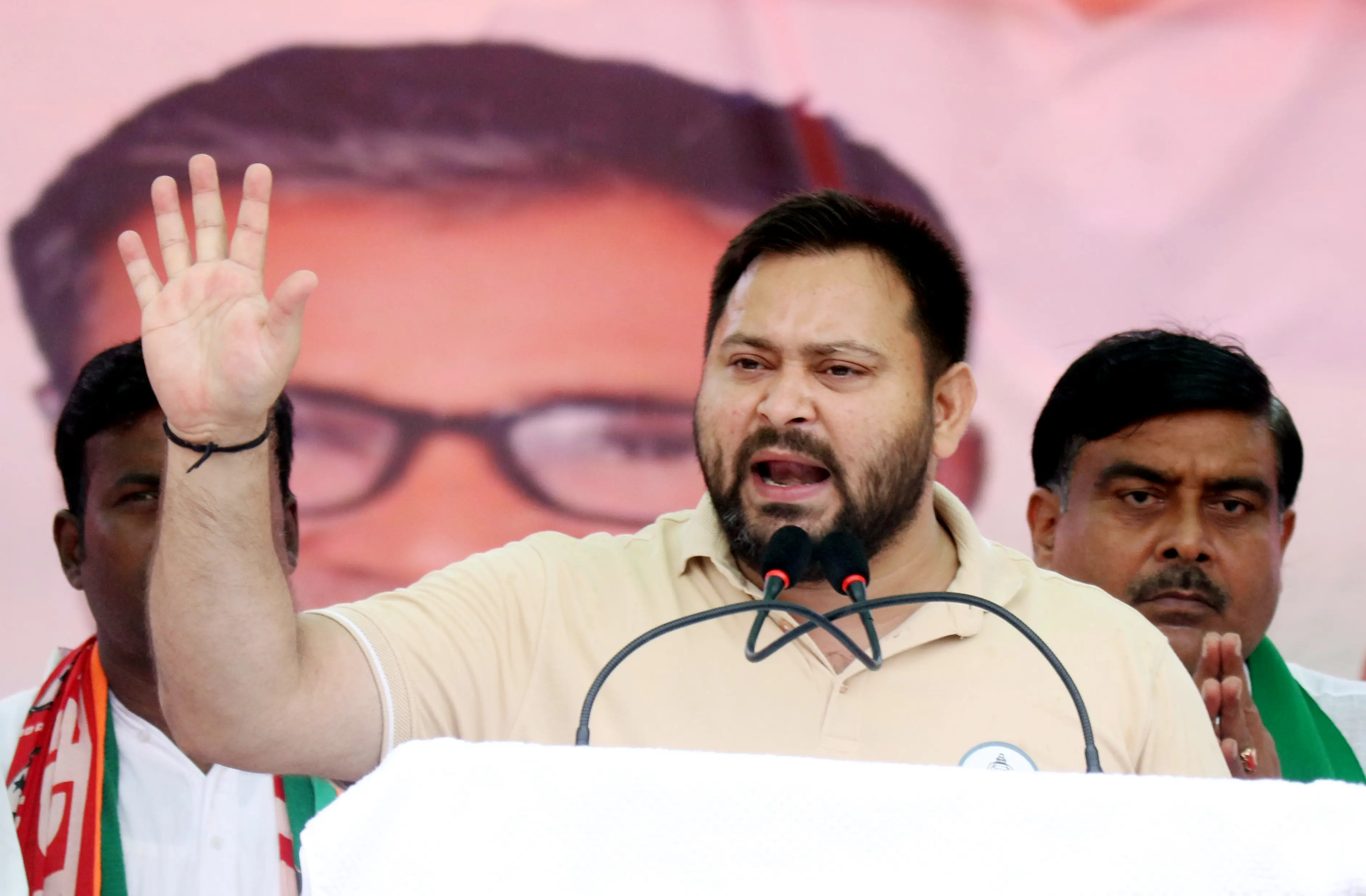 തേജസ്വി യാദവ് പ്രചാരണ റാലിയില്‍ സംസാരിക്കുന്നു (ANI Photo)