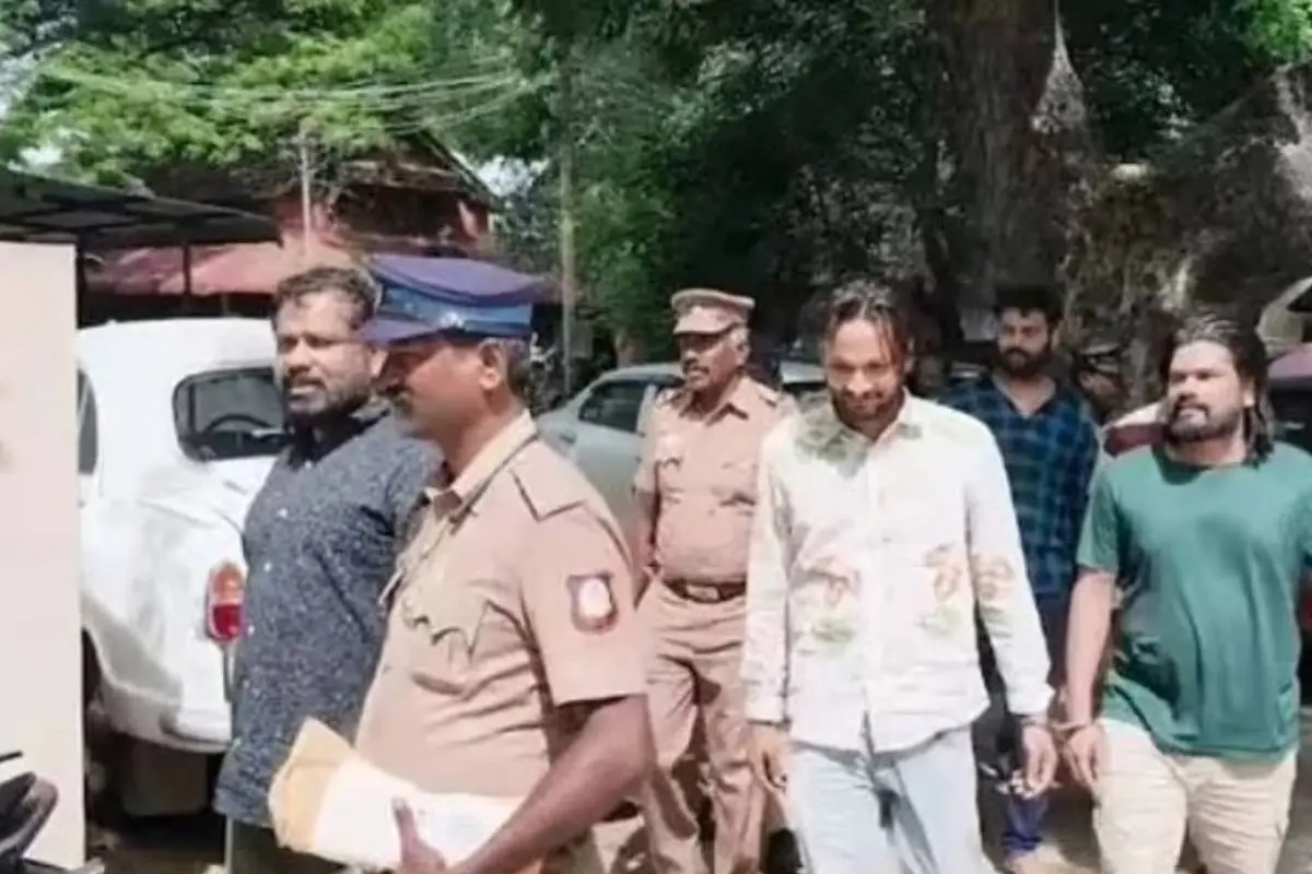 കവർച്ചക്കേസിൽ അറസ്റ്റിലായ മലയാളികളെ കാഞ്ചീപുരത്തെ കോടതിയിലേക്കു കൊണ്ടുപോകുന്നു