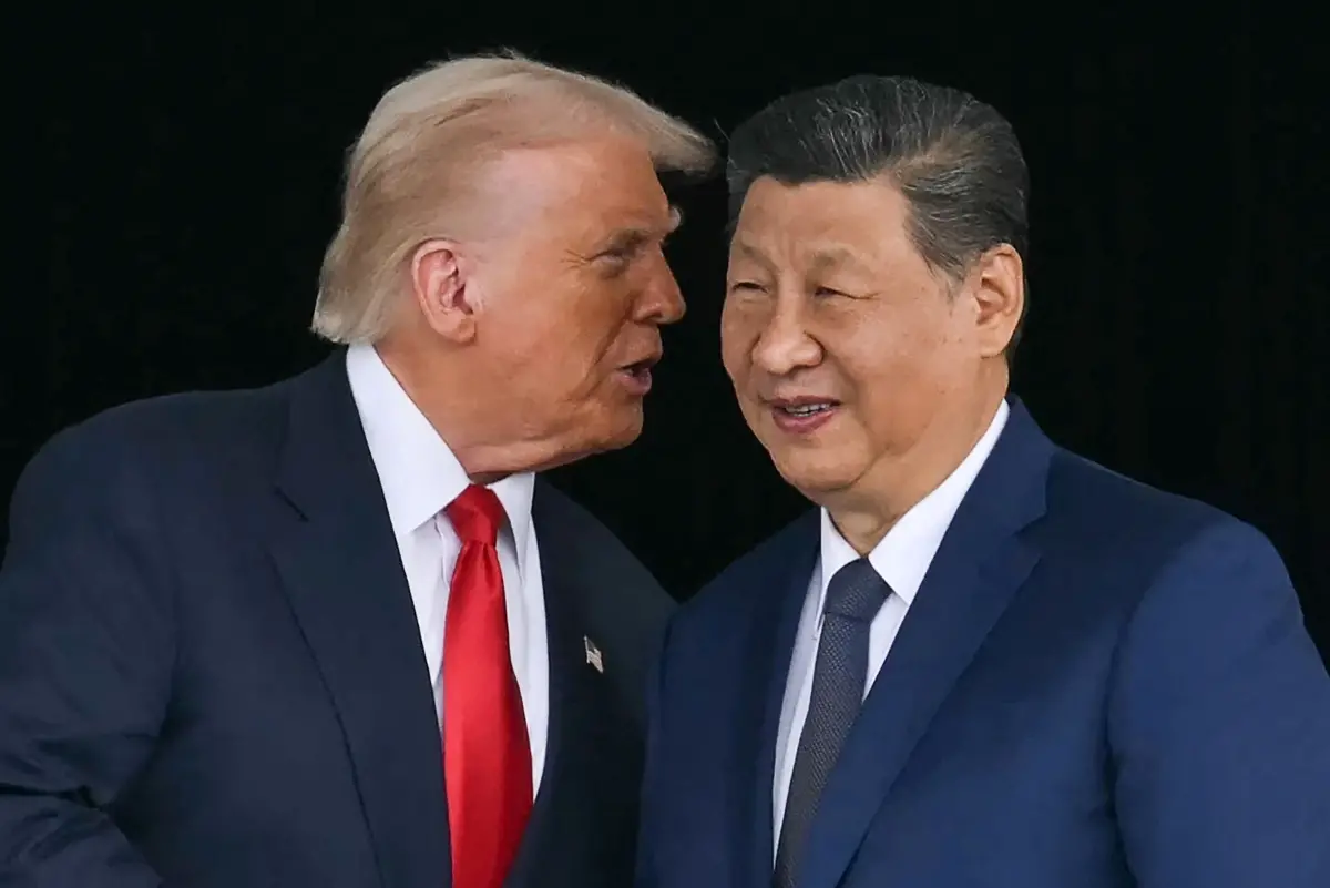 US President Donald Trump (L) talks to China's President Xi Jinping
