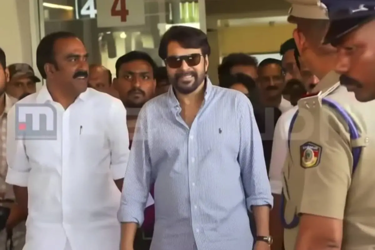 മമ്മൂട്ടി നെടുമ്പാശ്ശേരി വിമാനത്താവളത്തില് നിന്നും പുറത്തേക്ക് വരുന്നു.