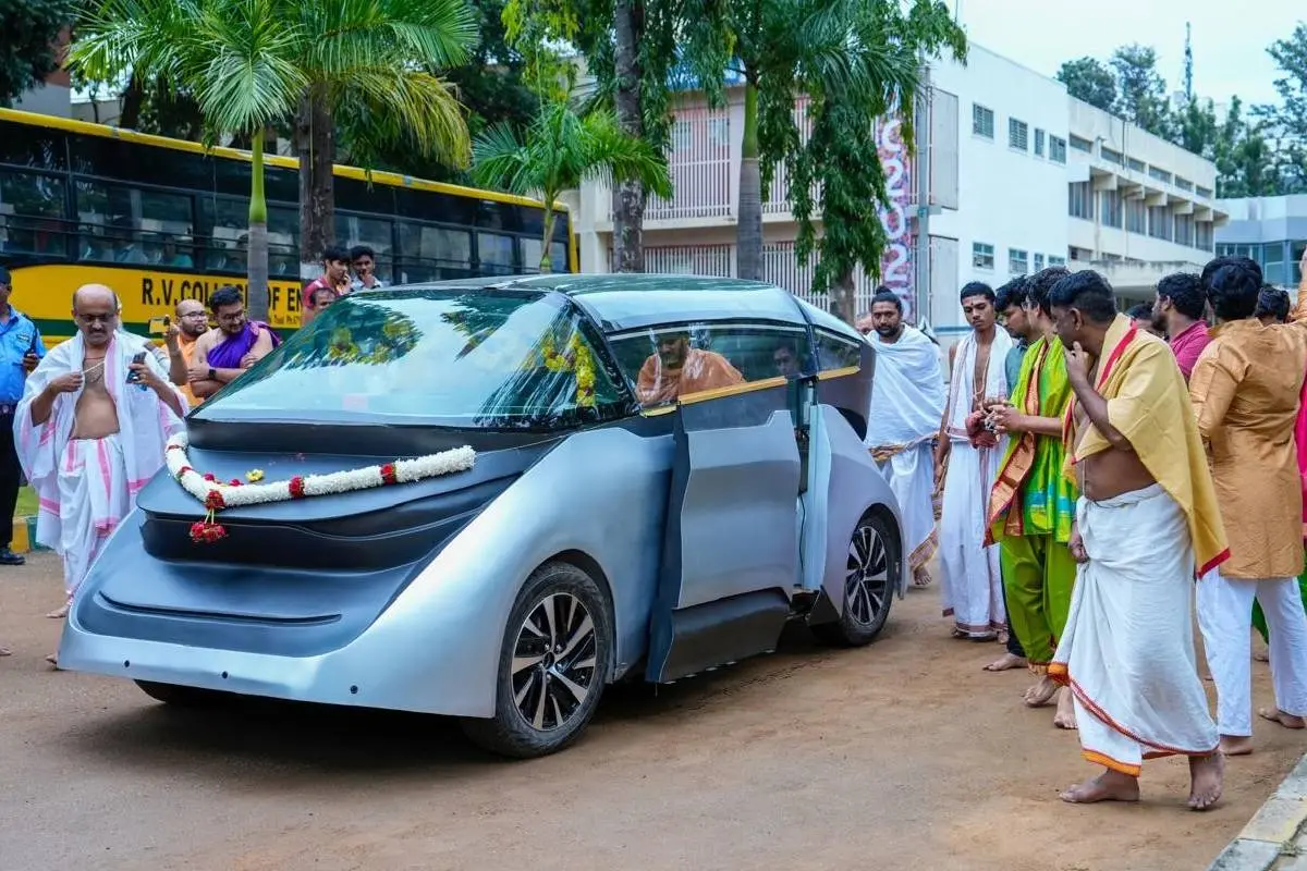ബെംഗളൂരു ആര്വി കോളേജില് പരീക്ഷണയോട്ടം നടത്തിയ ഡ്രൈവര് ലെസ് കാര് | Photo: Facebook/The Trident : Military & Space