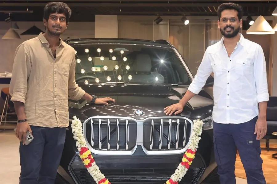 ചെറിയ സിനിമ, കൊയ്തത് കോടികള്; ടൂറിസ്റ്റ് ഫാമിലിയുടെ സംവിധായകന് BMW SUV സമ്മാനിച്ച് നിര്മാതാവ്