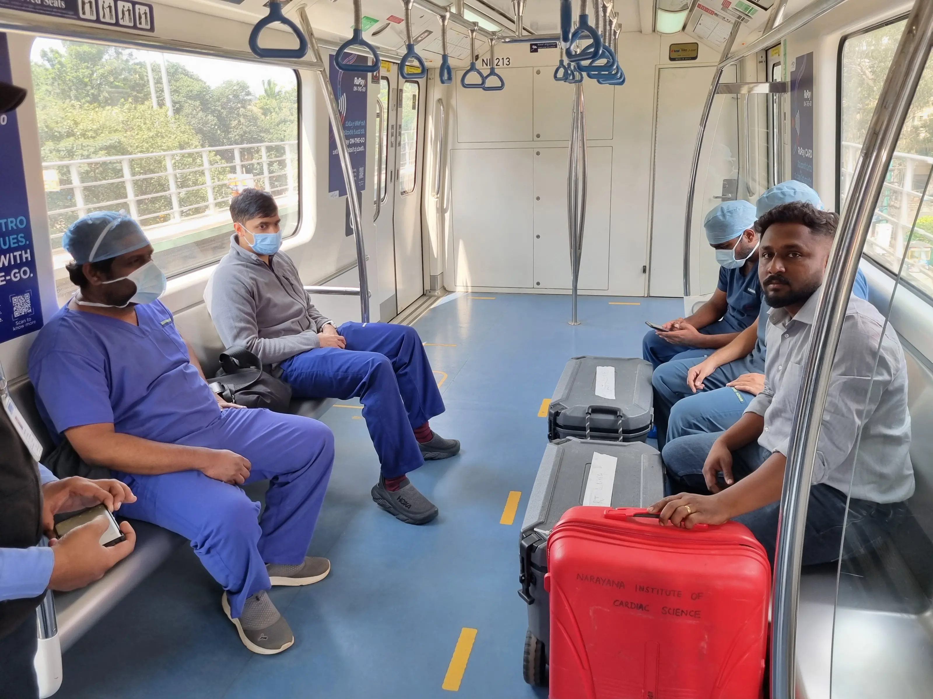മാറ്റിവെക്കാനുള്ള അവയവങ്ങളുമായി നീങ്ങുന്ന ആരോഗ്യപ്രവര്ത്തകര് | Photo : X / @NarayanaHealth