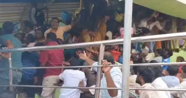 A visual showing the stampede-like situation at the temple