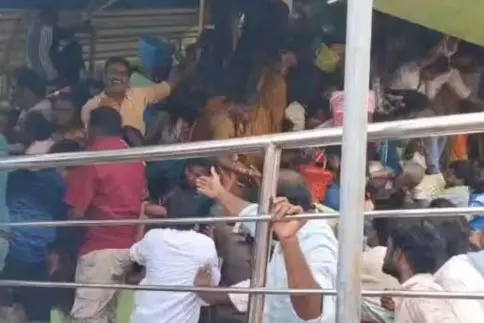 A visual showing the stampede-like situation at the temple